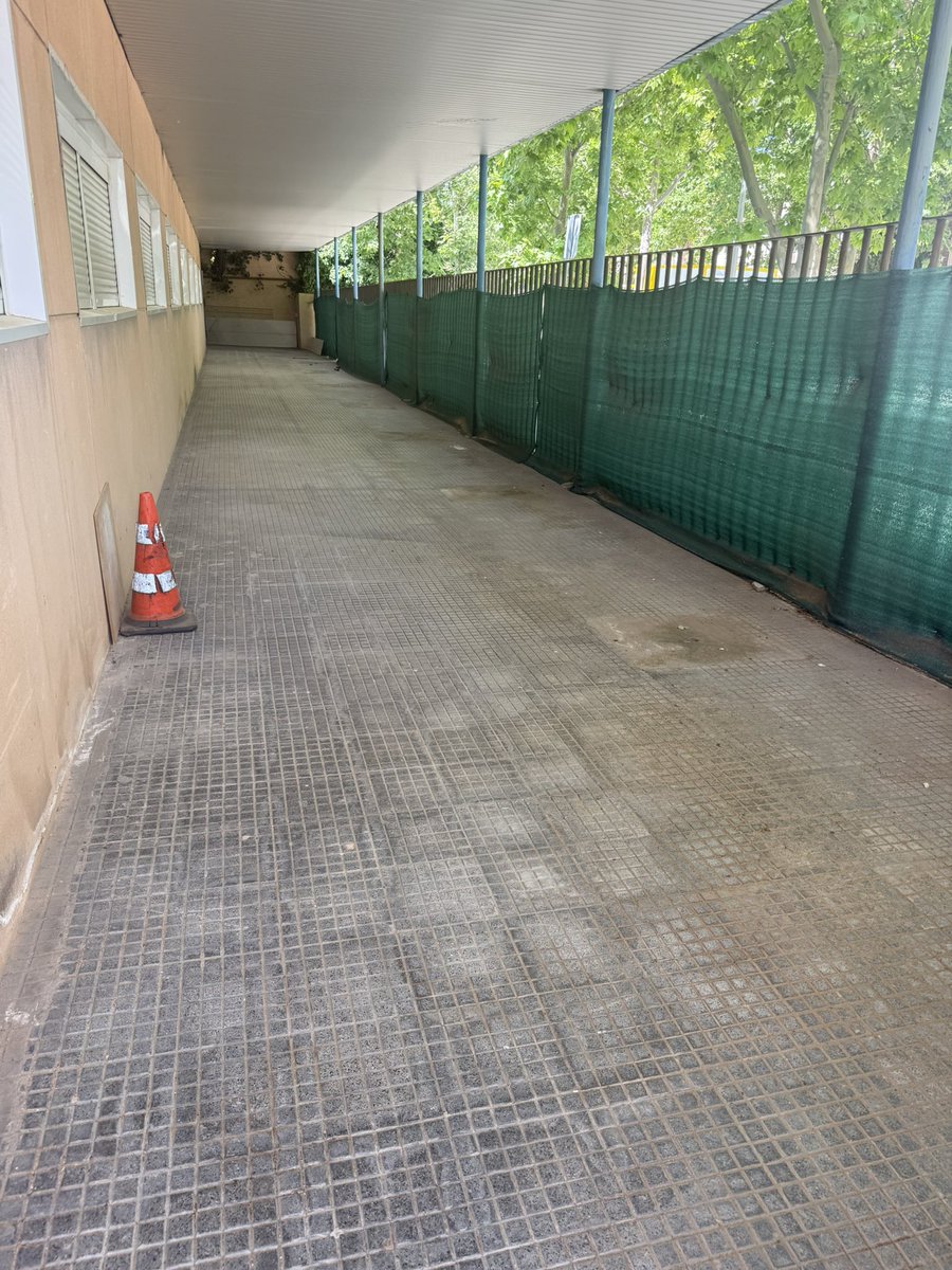 DistritoCanill1's tweet photo. @PSOE_Hortaleza @PPHortaleza @MasHortaleza @voxhortaleza @davidperez @JMDHortaleza  Quizás en vez de pelear se puede hacer una propuesta. CCCarril del Conde y poner mesas de madera para que cuando se salga de la sala de estudio no sientes por las aceras y cigarros al suelo. https://t.co/Bnt2bxIus3