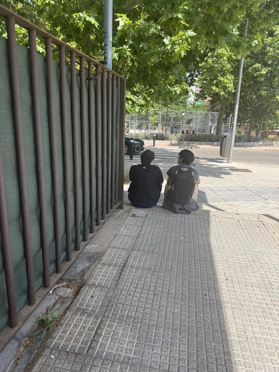 DistritoCanill1's tweet photo. @PSOE_Hortaleza @PPHortaleza @MasHortaleza @voxhortaleza @davidperez @JMDHortaleza  Quizás en vez de pelear se puede hacer una propuesta. CCCarril del Conde y poner mesas de madera para que cuando se salga de la sala de estudio no sientes por las aceras y cigarros al suelo. https://t.co/Bnt2bxIus3