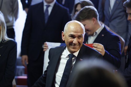 strankaSLS's tweet photo. V Slovenski ljudski stranki iskreno čestitamo Janezu Janši ob prejemu mandata za sestavo 16. slovenske vlade.

Želimo veliko uspeha pri vodenju stabilne, razvojno usmerjene in povezovalne vlade, ki bo ustvarila pogoje, v katerih bomo vsi živeli bolje. 
🇸🇮💚 https://t.co/muNPos7vIE