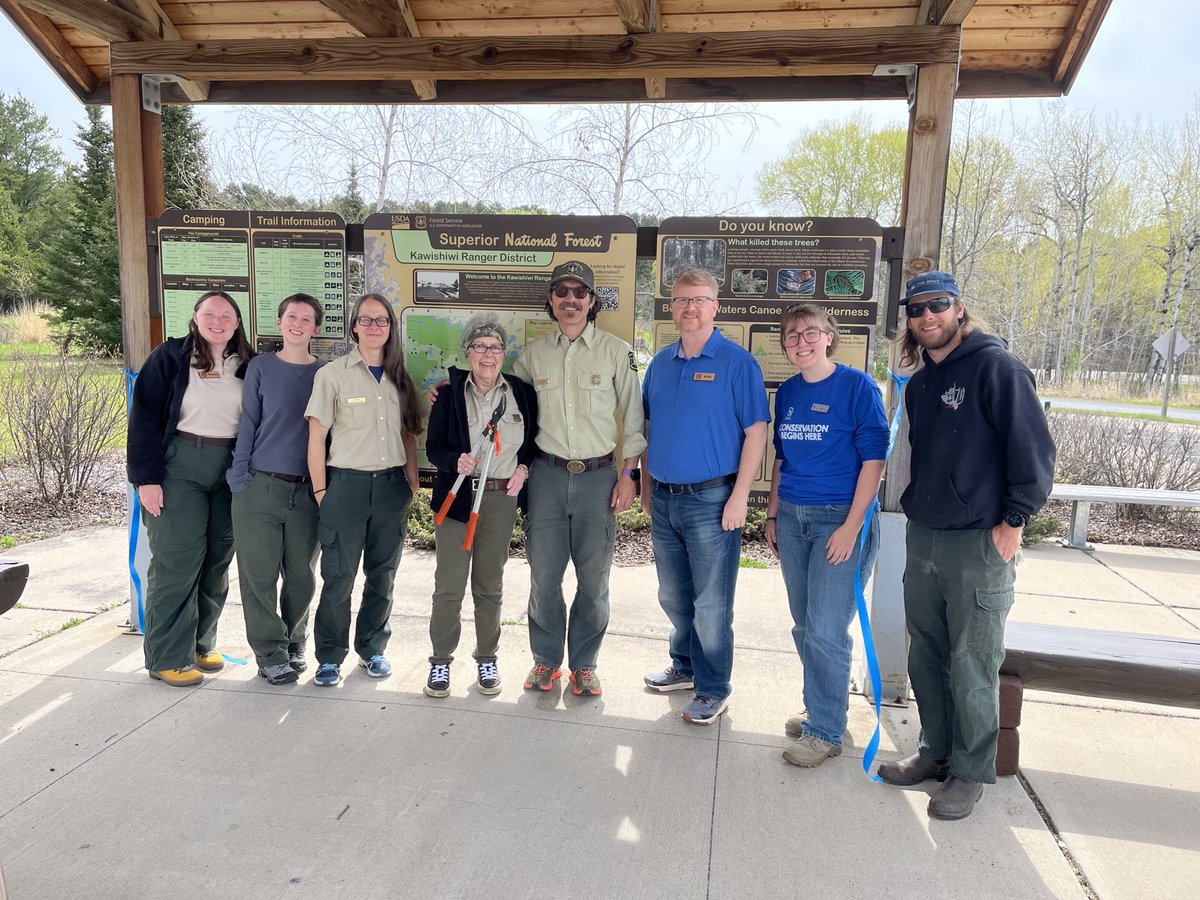 SuperiorNF's tweet photo. New addition &amp; new horizons!
Kawishiwi Ranger District office has a new info kiosk pavilion, w/ a map of recreation destinations, helpful hits for safety &amp; more. Come check it out!
Our guest ribbon cutter was Ms. Maggie who is retiring after 20 yrs of federal service!🌲💚 https://t.co/xlx0hgsXiO