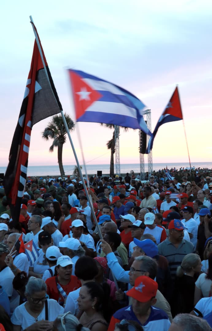 rlicea_mojena's tweet photo. Una contundente respuesta de los capitalinos en representación del pueblo de #Cuba, para condenar el acto despreciable e infame del Gobierno de los EEUU contra el General de Ejército y líder histórico #RaúlEsRaúl #LaPatriaSeDefiende #CubaEstáFirme #IslaDeLaJuventud #SentirPinero https://t.co/mf9noYRfaz