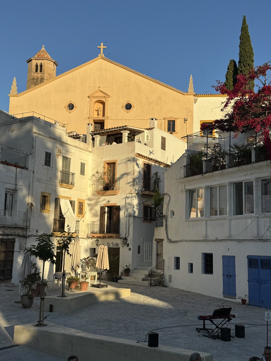 PSOE_Eivissa's tweet photo. La plaça de sa Carrossa a Dalt Vila llueix un nou aspecte. 
L'obra, cofinançada amb Fons Next Generation de l'Estat, és un dels projectes que els progressistes vam deixar pressupostats juntament amb el carrers de Santa Maria i Tur de Montis. https://t.co/rX3arlMLhq