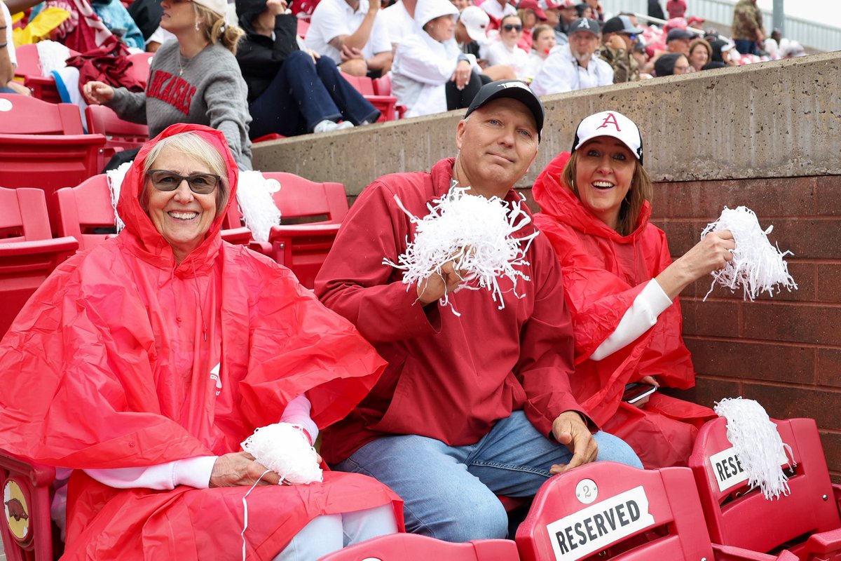 PeggyRoweps's tweet photo. Fayetteville Super Regional 🥎 Rain Delay @tim_radio @residentnewsnet https://t.co/eVaRfUvZGV