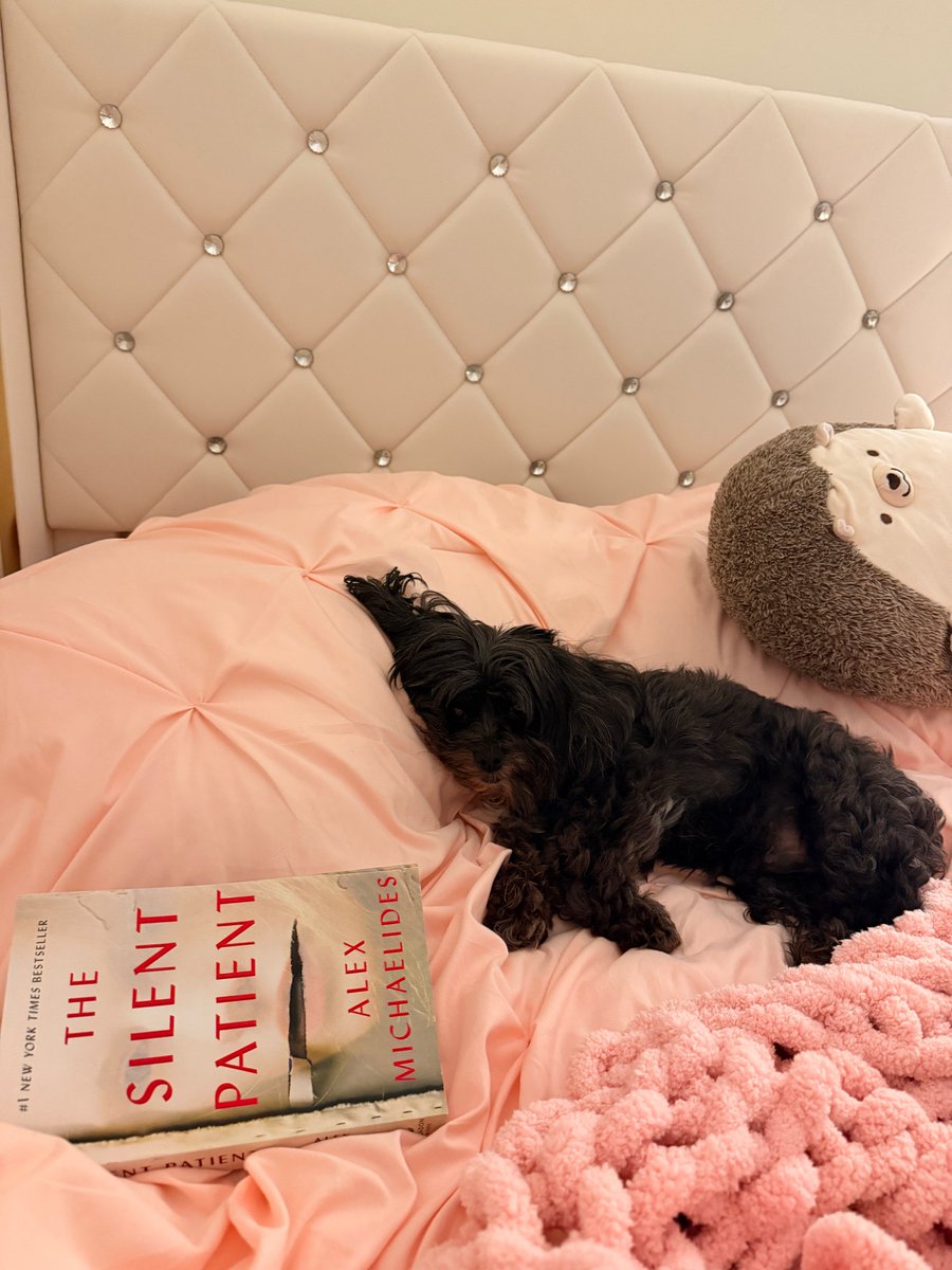 SaintSatineX's tweet photo. New post of Lexie🦋on Weverse: «shout out to samara for recommending me “the silent patient”, I finished it in 2 days lol I’m obsessed! comment your book recommendations for my next read 😘» https://t.co/2V3zEYkPd8