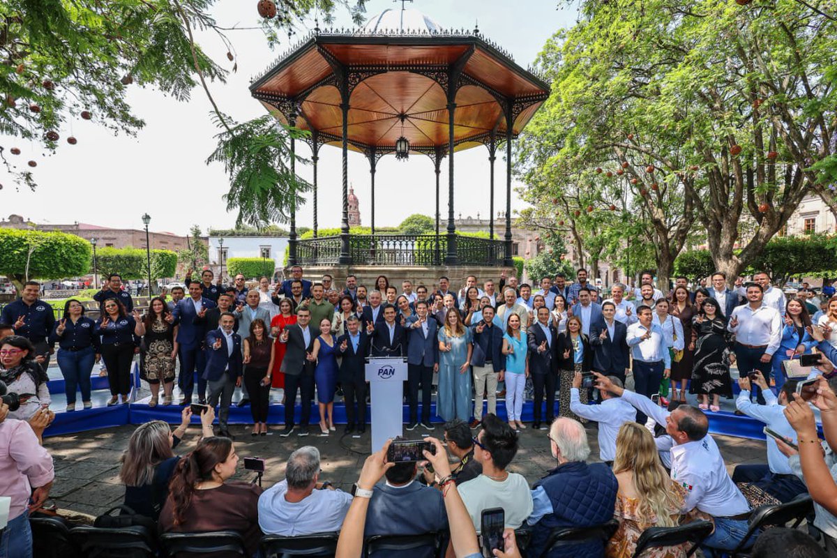 AlfonsoMtz_Mx's tweet photo. "El trabajo, esfuerzo y un profundo amor por nuestro país, es lo que nos une y motiva a seguir demostrando cuáles son los Gobiernos en todo México con los mejores indicadores en seguridad y desarrollo." https://t.co/WCXu7mLXMz