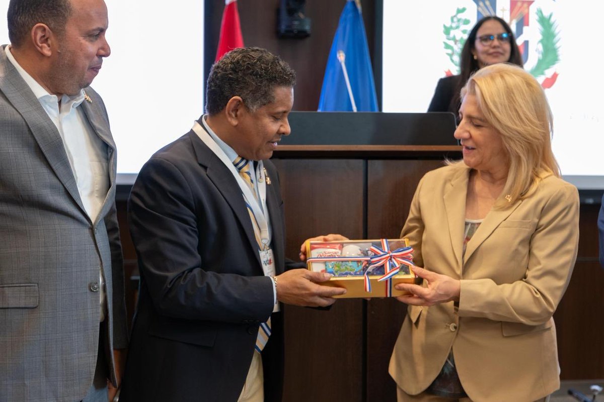 RDenCanada's tweet photo. Con gran satisfacción damos inicio hoy a un histórico capítulo en las relaciones 🇨🇦🇩🇴 entre Canadá y la República Dominicana, con el lanzamiento del Grupo Interparlamentario de Amistad Canadá-República Dominicana, en presencia de la distinguida delegación de senadores y diputados que nos acompaña en esta significativa ocasión.

La creación de este grupo constituye un importante paso para fortalecer los vínculos parlamentarios, promover un diálogo más cercano entre nuestros países y continuar impulsando iniciativas de cooperación en áreas de interés común. Asimismo, reafirma el compromiso compartido de seguir profundizando las relaciones bilaterales sobre la base de la amistad, el respeto mutuo y la colaboración institucional.

Agradecemos especialmente al MP Will Greaves, a la senadora Krista Ross y al MP Michael Kram por aceptar nuestra invitación a servir como copresidentes de este importante grupo, así como por su disposición de contribuir al fortalecimiento de los lazos entre Canadá y la República Dominicana. @MIREXRD @JoseBlanco @SenadoRD @DiputadosRD
