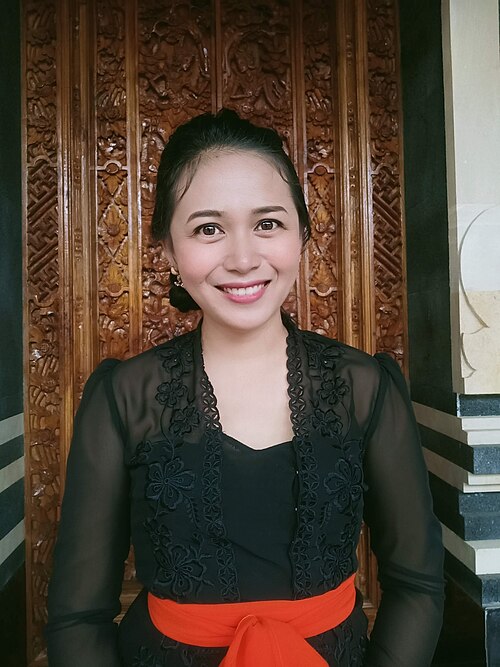 editatona's tweet photo. Carma Citrawati (1990) es una escritora indonesia y activista de literatura en balinés 🇮🇩 📚

Es reconocida por su tarea de digitalización y traducción de manuscritos balineses antiguos.

📸: Carma citrawati, CC BY-SA 4.0 https://t.co/JeG1LtpxXt