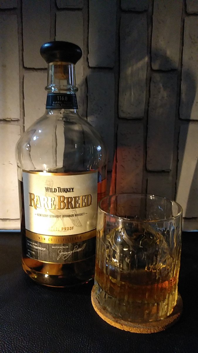 9639ryo's tweet photo. 土曜(5/16)のウヰスキー
#ウイスキーデー の夜は、#CARIBBEANSMOOTH ~ #SPEARHEAD のHB2杯からロックタイム、#MakersMark101 地元で買い足し出来た👍メチャ甘の旨メーカーズ、ガツン行きたくてターキー #RAREBREED😁からの #REBELSMALLBATCH バーボン呑めるなら是非呑んで欲しい1本 https://t.co/34kNjKXcIT