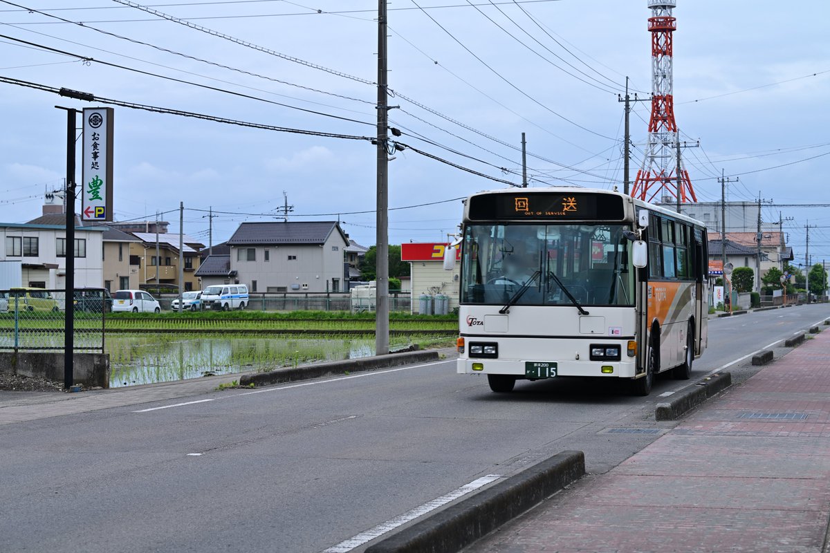 Ichimaru43's tweet photo. 先日、那須塩原方面に用がありついでに115を撮影〜
先週辺りから他車の離脱により土日を除いてほぼ毎日走っています。
にしても関東自動車の大阪中古も残り2台(大型のみ)とは、、、なんとも信じ難いものです... https://t.co/ErYcoDpvU0