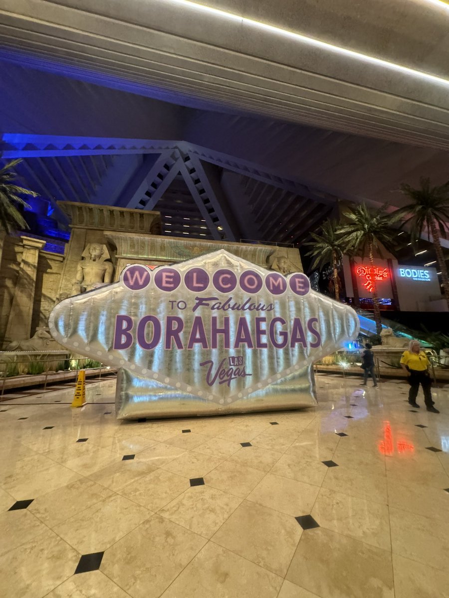 imjis00imok's tweet photo. My BORAHAEGAS THREAD 🤩🤩

📍Welcome to Las Vegas Sign (23 min walk from Luxor)

📍Welcome to Borahaegas at LAS airport (T1 on floor 2)

📍Inflatable Borahaegas at Luxor (Front Entrance by Check in)

#BORAHAEGAS
#BTS_THECITY_ARIRANG
#BTS_THECITY_ARIRANG_LASVEGAS
#BTS https://t.co/1LTMZ211TC