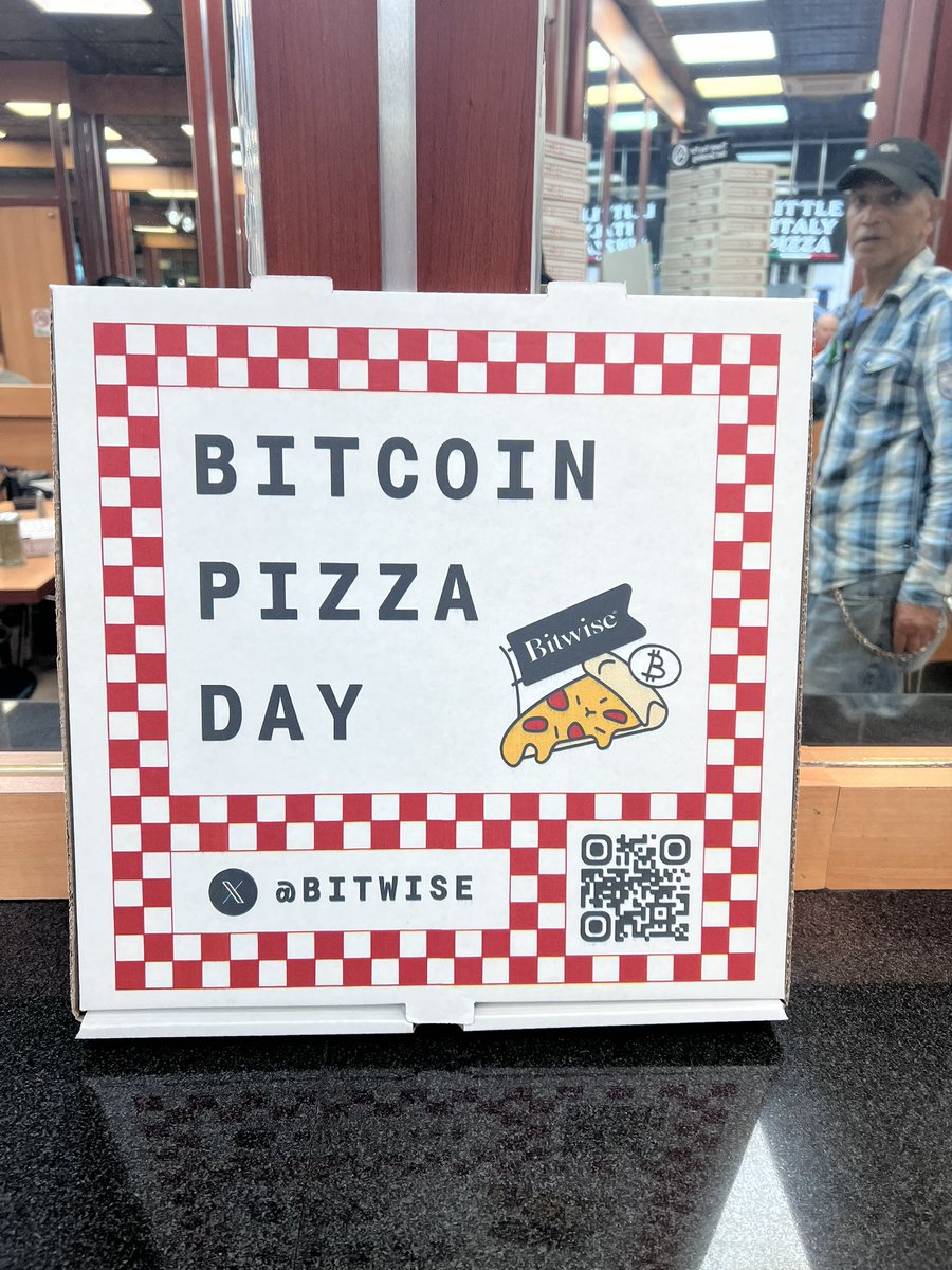isabelletanlee's tweet photo. Bitcoin pizza day! @Bitwise @Matt_Hougan @HHorsley 🍕 https://t.co/dae1FYaB2Q