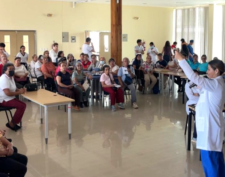 IESSStodomingo's tweet photo. 🩺 Personal de Docencia del Hospital General @IESSStodomingo desarrolló una charla dirigida a adultos mayores sobre #Hipertensión👨‍⚕️👩‍⚕️

✅ Brindar información es fundamental para fortalecer hábitos saludables, promover la prevención y contribuir a una mejor calidad de vida ✨ https://t.co/FwaIImI41H