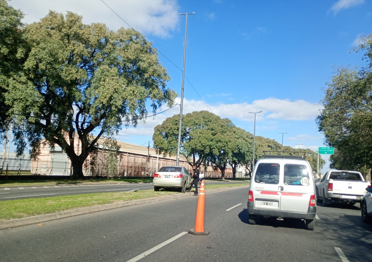 danielaacv2's tweet photo. @CalleDeRosario @emergenciasAR 
Ahora. Choque en avenida Belgrano zona del puerto. Reducción de calzada https://t.co/tb38JL70QK
