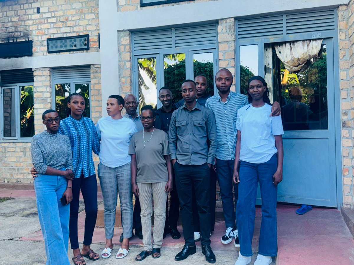 UNILAK_LSS's tweet photo. Uyumunsi abanyamuryango ba @unilaklss  baremeye   umwe mu barokotse Jenoside yakorewe Abatutsi mu 1994,  utuye mu  karere ka #nyanza, umurenge wa #Busasamana, akagari ka #Kavumu, umudugudu wa #GihisiB 
@NyanzaDistrict @unilak_rwanda https://t.co/nYOlVlBJKc