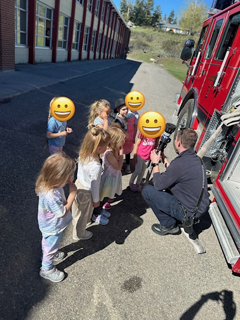 HAS_LRSD's tweet photo. 🔥Sparking curiosity and connection within our community! Thank you to our local firefighters for coming to visit our Early Learners! Our mighty learners had the absolute best time learning all about fire safety.👩‍🚒🚒 https://t.co/a80jXShXBR