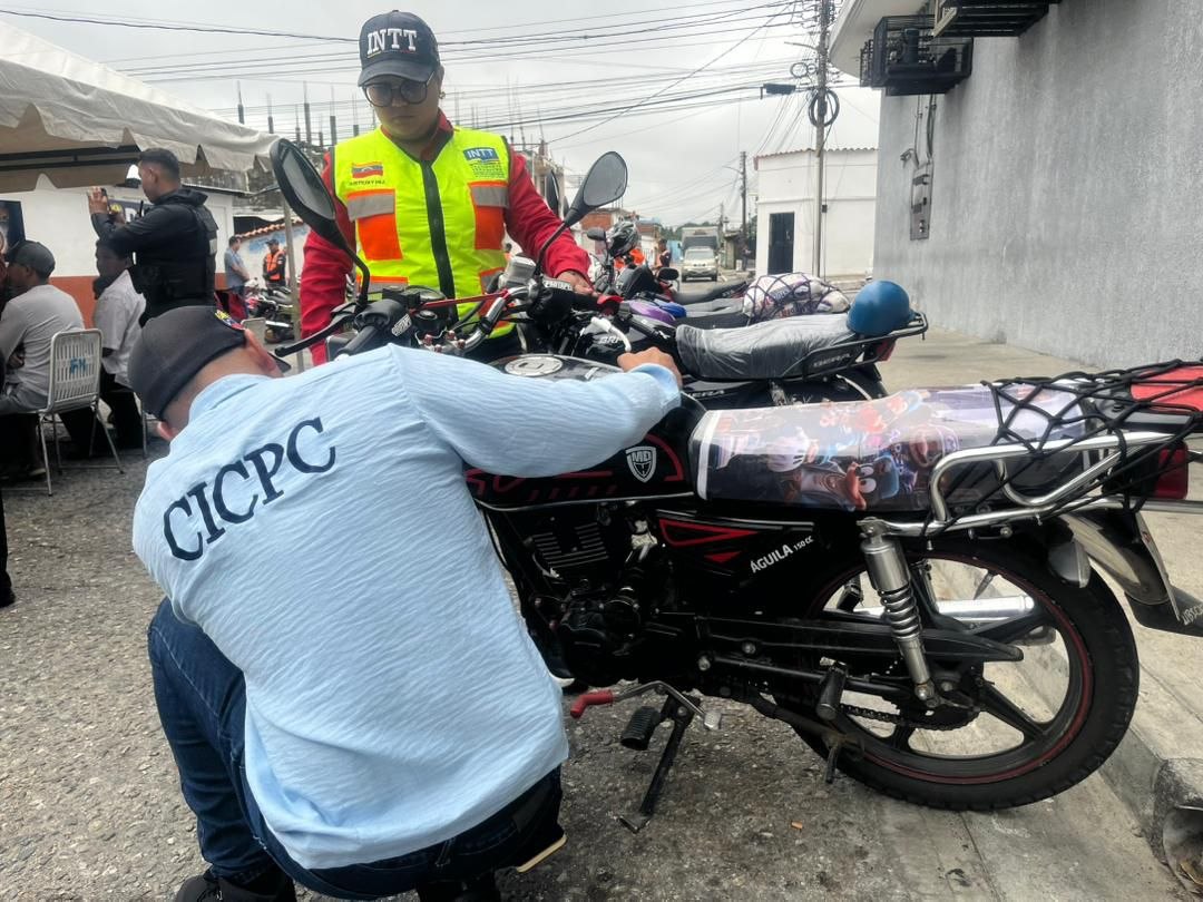 InttContigo's tweet photo. En San Felipe, estado Yaracuy, los trabajadores del INTT, en coordinación con el Servicio de Tránsito del CPNB, orientan a los conductores de motocicletas a fin de garantizar una movilidad segura, crear conciencia vial y reducir el índice de accidentabilidad en la región. https://t.co/4U8dQ3nUBf