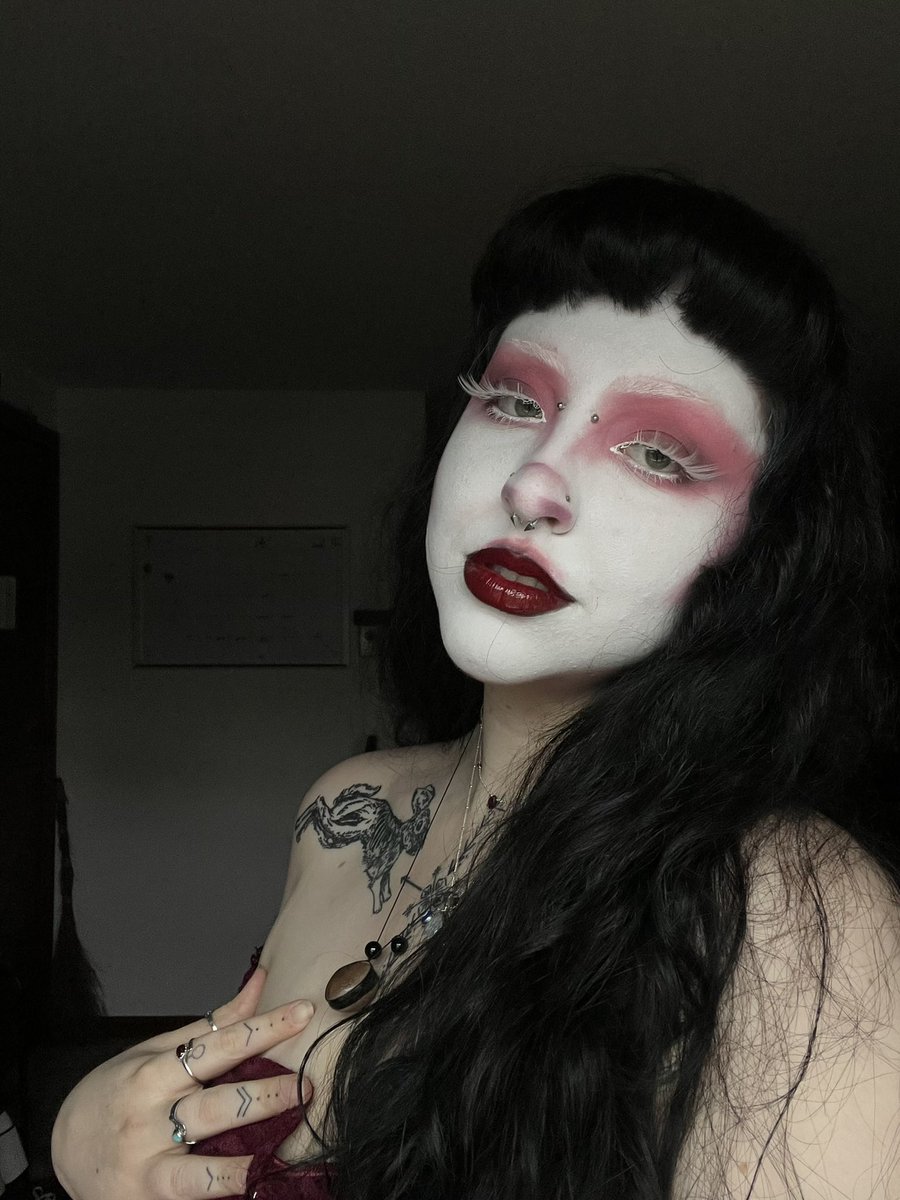 martian_bugg's tweet photo. Happy world goth day I love being goth here’s some of my favorite looks https://t.co/6WDrOfmum3