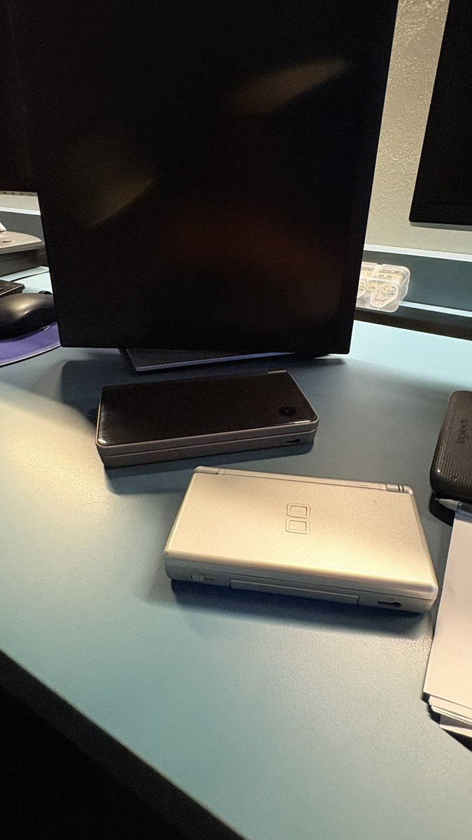 lemozitos's tweet photo. a família cresceu, e ainda paguei apenas 100 lulacoins nesse Ds lite lindão 😭

(sim, a pessoa que me vendeu não fazia ideia do que estava fazendo) https://t.co/su7sg7T08K