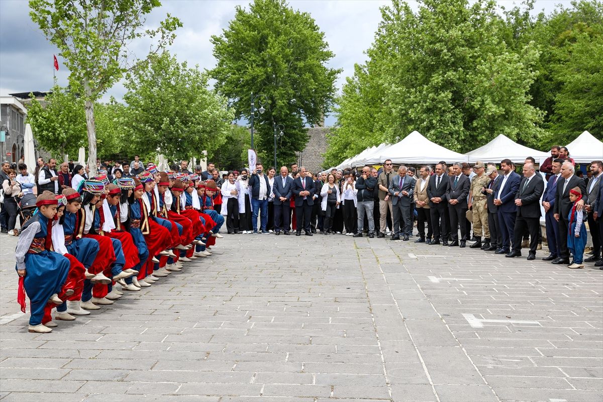 Diyarbakirmem's tweet photo. 🗞️@ihacomtr: "Maarifin Kalbinde Marifetli Gençlik" Fuarı’na yoğun ilgi

Diyarbakır genelinde mesleki ve teknik eğitime yönelik farkındalığın artırılması, özellikle 7. ve 8. sınıf ortaokul öğrencileri ile lise öğrencilerinin ilgi, yetenek ve akademik başarılarına uygun alanlara yönlendirilmesi amacıyla düzenlenen fuar, Sur ilçesinde bulunan Kurşunlu Cami meydanı ve çevresinde gerçekleştirildi. Fuara 4 merkez ilçedeki 26 mesleki ve teknik okul katıldı."

🔗https://t.co/mCGINegkDS

@tcmeb @Yusuf__Tekin 
@vali_zorluoglu @skaygusuz 
@sadoglu_salih @tcmeb_mtegm