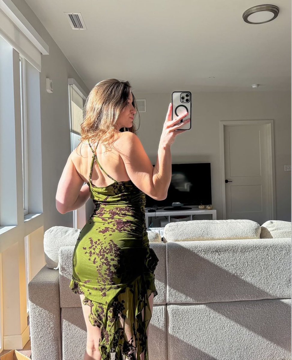 _high_resolut32's tweet photo. Serving looks and a little bit of trouble 💚 https://t.co/PFZE0ssK3s