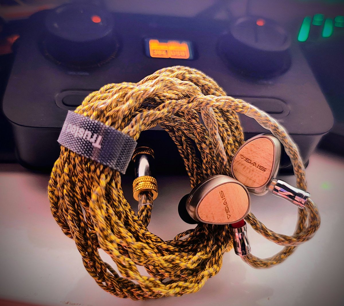 raspiM5stack's tweet photo. 先程まで #濱ジャズ 聞いてました。
このイヤホンで聴くジャズは暖かみがあって聴き心地がいいです
#オデ構成
#FosiAudio K7 x #TrustedAudio Onyx x #SIVGA QUE
DAC:https://t.co/OmqNLAyBuU
ケーブル:https://t.co/wgK2HTFOry
イヤホン:https://t.co/hWjc7q2QZW https://t.co/BNwwPKrynU