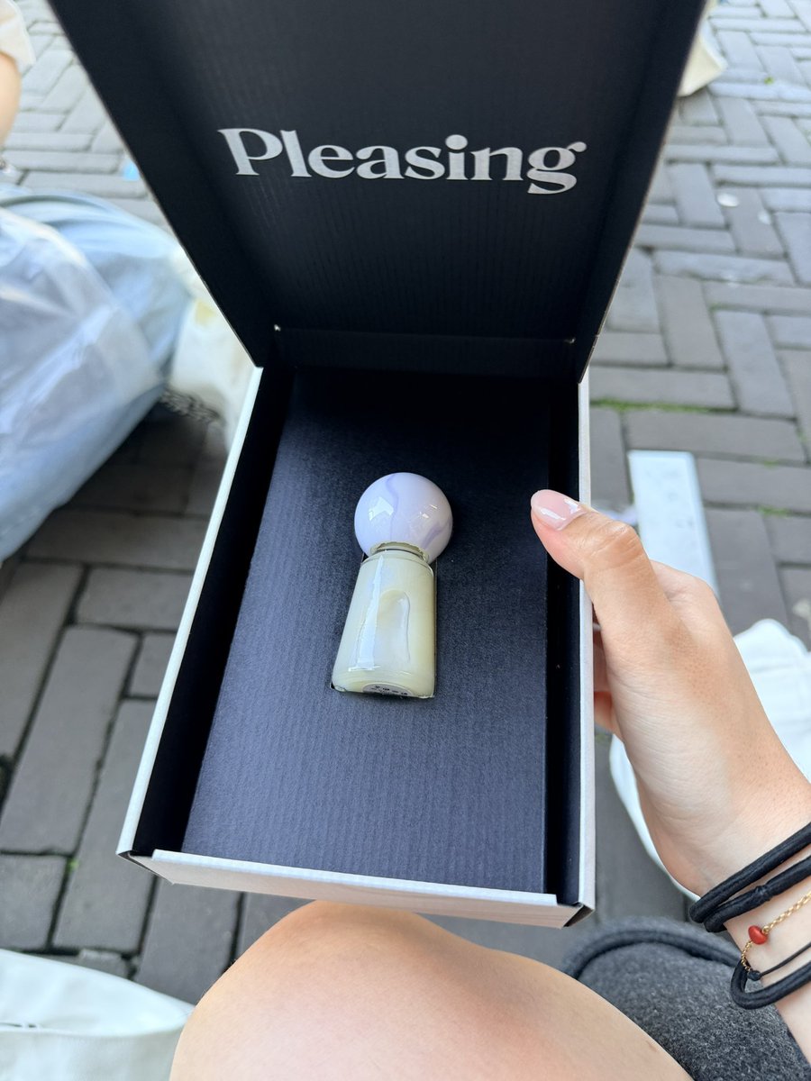 harrycolmedia's tweet photo. ¡Cambiaron el esmalte de la merch VIP! Ahora este incluye “Perfect Pearl” de la primera colección de Pleasing 🫧

©️ owners

#TogetherTogetherAmsterdam #AmsterdamN4 #TogetherTogether https://t.co/FqvVkm8VF6