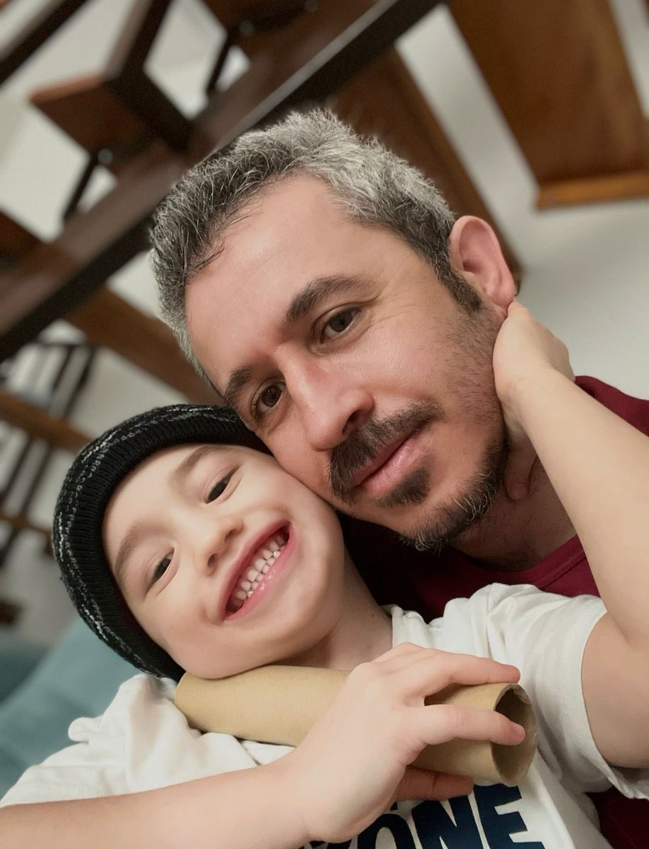 dmdbilgekagan's tweet photo. Oğlum, canım Bilge Kağan’ım… Bizim seninle zamana karşı görünmez bir yarışımız var ve o zaman denilen şey, her gün senin o canımdan çok sevdiğim minik kaslarından bir şeyler koparmaya çalışıyor. Ama ben senin babanım, seni bu hayatta dimdik tutmak benim dünyaya geliş sebebim. https://t.co/xM6rpffAdx