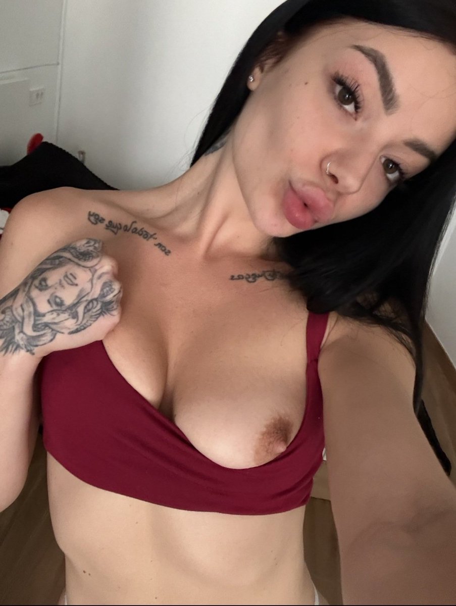 punchstiles1's tweet photo. free pics from girl that tried hard to get me to join her onlyfans page https://t.co/UDrImvN7re