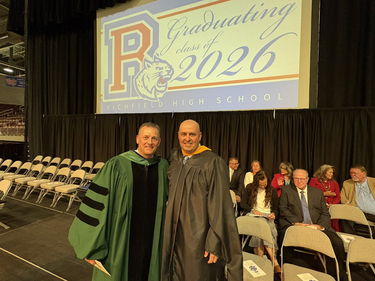 CadeDoug's tweet photo. Congratulations to the 154 Richfield High School graduates! 👩‍🎓 🧑‍🎓 A fantastic group of talented and dedicated future leaders. Never stop trying to connect with your dreams. @SevierSchoolDis #seviersdstrong https://t.co/UJADhi4Vwn
