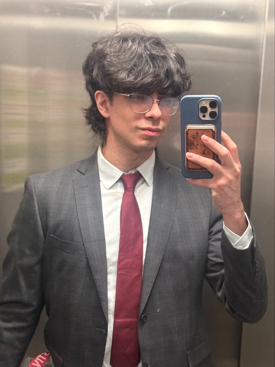 chrisv4496's tweet photo. Sólo una (o dos) veces por año aparece Elix formal 🤭 https://t.co/SPCJ5SApvV