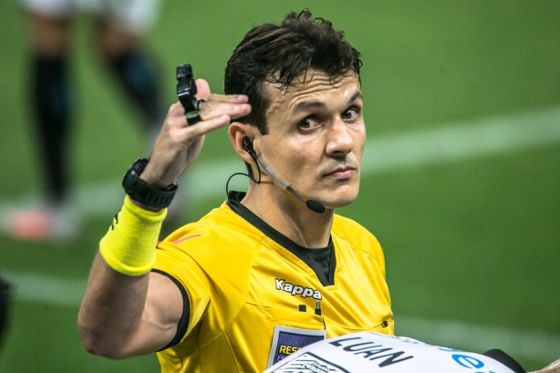 verdazzo's tweet photo. Caio Max, VAR do jogo de amanhã, teve olhos de lince ao pegar a agressão do Anibal Moreno no José Martínez, na Copa do Brasil do ano passado.
Mas pra ver o pênalti em cima do Gómez no Maracanã, pelo Brasileiro, entre todos os "erros" daquele jogo, aí ficou cego. https://t.co/pzaeqbGHUi