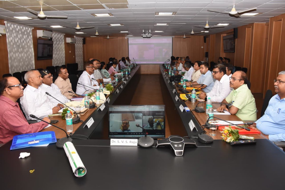 BUAT_BANDA's tweet photo. Successful conduct of the 6th Extension Council Meeting at BUAT, Banda. Hon'ble VC Prof. S. V. S. Raju and eminent experts appreciated the achievements of all 7 KVKs and shared valuable suggestions for strengthening agricultural extension.
#BUATBANDA #ICAR #KVK https://t.co/6xUiUcnlR1