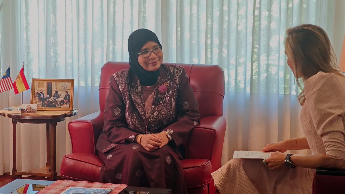 MYEmbMadrid's tweet photo. The Embassy welcomed Women in a Legal World (WLW) for a wonderful conversation with H.E. Ambassador Haznah Md Hashim on 19 May. A lawyer by profession, she shared reflections on her career from Washington, D.C. to Madrid &amp; empowering women.🇲🇾🇪🇸 ✨ Coming soon to El Español &amp; WLW! https://t.co/3F7wR7nAWn
