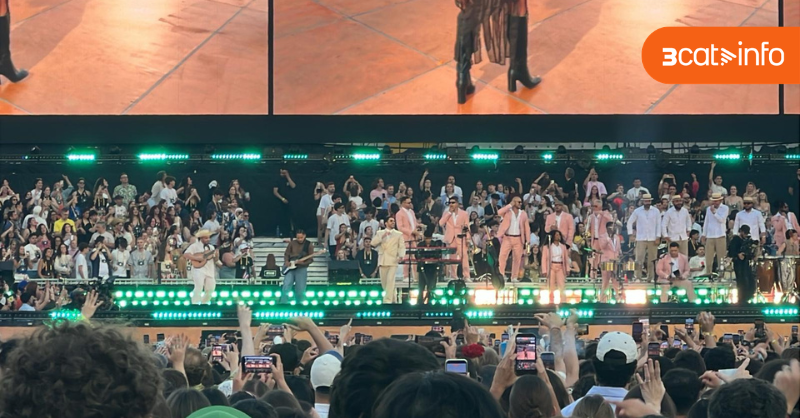 3CatInfo's tweet photo. Bad Bunny ha començat el concert de Barcelona amb un vídeo de dos nois parlant en català, anunciant que actua a la ciutat comtal.

Jugadors del Barça com Lamine Yamal i Dani Olmo s'han vist a "La Casita" https://t.co/yiIm5NkR15 https://t.co/frnx5bGJ8b