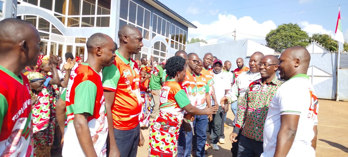 CnddFddGitega's tweet photo. 1/2 #KIGANDA : Abagumyabanga bo muri komine #KIGANDA batewe iteka ryo kwakira #Emery_Landry_NYANDWI , aherekejwe n'umunyamabanga wa @CnddFdd mu ntara ya #Gitega Umushingamateka #Georges_NSHIMIRIMANA n’abo basangiye kurongora umugambwe mu ntara,kuri uwu wa 22 Rusama 2026 https://t.co/0Fd1zYlGHd