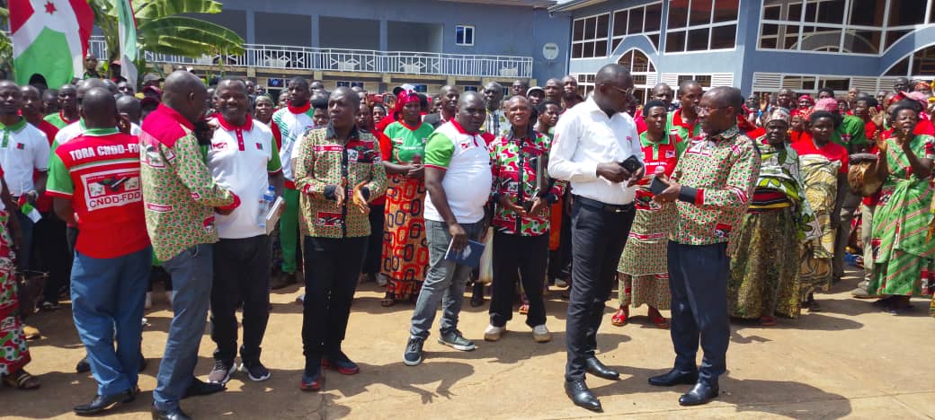 CnddFddGitega's tweet photo. 1/2 #KIGANDA : Abagumyabanga bo muri komine #KIGANDA batewe iteka ryo kwakira #Emery_Landry_NYANDWI , aherekejwe n'umunyamabanga wa @CnddFdd mu ntara ya #Gitega Umushingamateka #Georges_NSHIMIRIMANA n’abo basangiye kurongora umugambwe mu ntara,kuri uwu wa 22 Rusama 2026 https://t.co/0Fd1zYlGHd