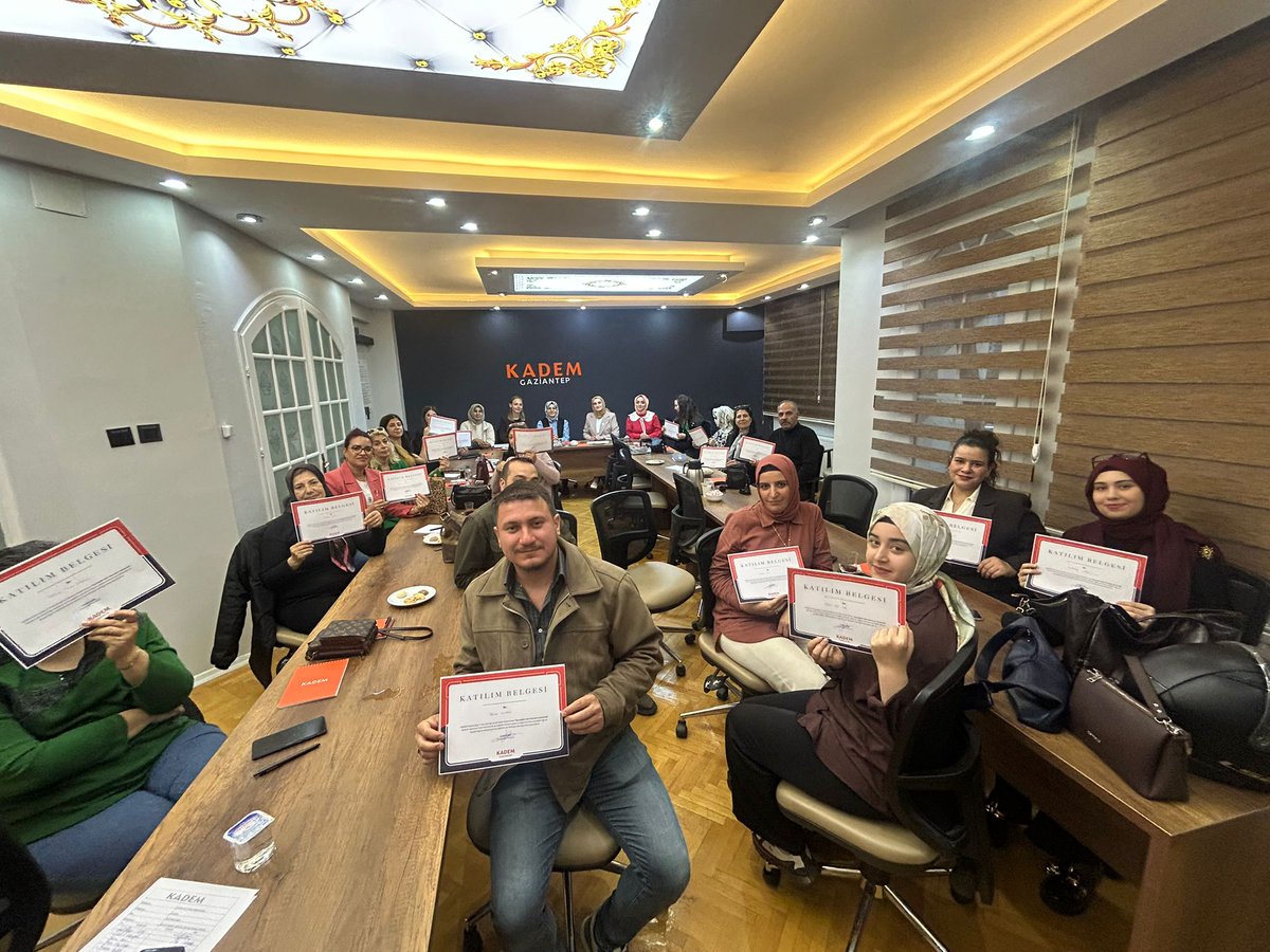 kademgaziantep's tweet photo. “Aynadaki Aile: Narsizmi Anlamak” seminerimizi uzman psikologlarımızın katkılarıyla yoğun katılım ve interaktif paylaşımlarla gerçekleştirdik. 🌿
Kısa atölye çalışması ve soru-cevap bölümüyle zenginleşen programımızın sonunda katılımcılarımıza sertifikaları takdim edildi. ✨ https://t.co/9rNck7E9se