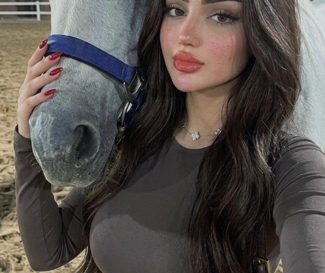 Ski8__'s tweet photo. مـهرةٍ جـامح ولا معها حـرس💛. https://t.co/lFVkw6suoj