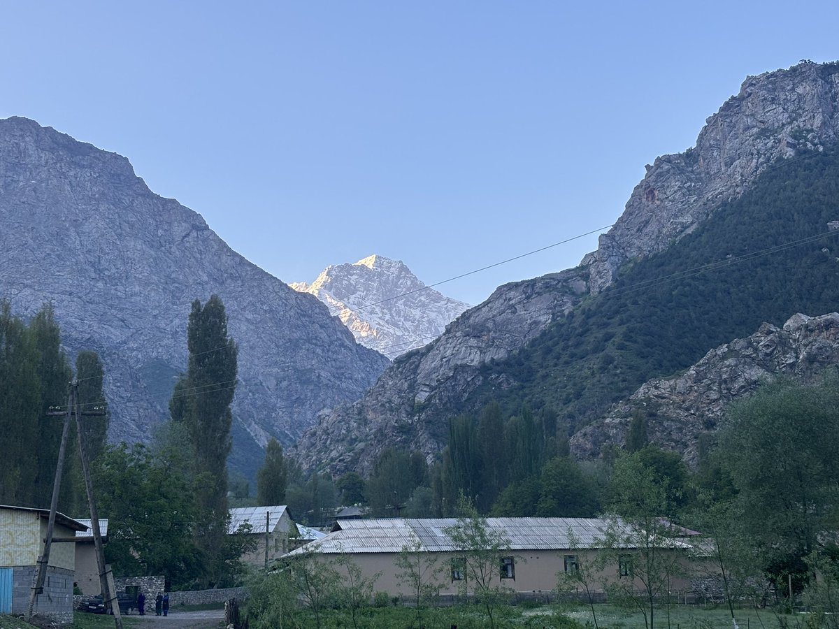 rocco_semler's tweet photo. Il Tajikistan è un paese che sfugge ad ogni logica e in questo mio recente viaggio in Tajikistan mi è successo di tutto.
La Pamir Highway in particolare è l’apoteosi del delirio. 

Andando con ordine: https://t.co/EyHsHq51HC