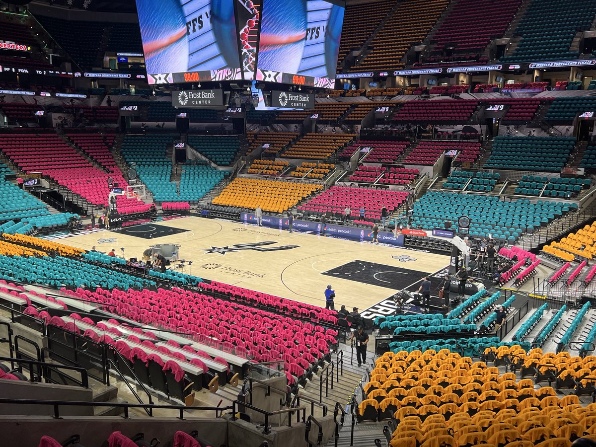 NBAdoPovo's tweet photo. A arena do San Antonio Spurs está assim pra receber o Jogo 3 contra o Oklahoma City Thunder hoje 

📸 @mikecwright https://t.co/fNp7CduzEA