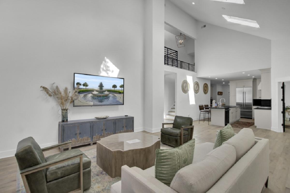 ExoticEstates's tweet photo. Comfy beds? Check.
Perfect location? Check.
Enough room for all 10 of your favorite people? Double check.

See why guests love us. Book your stay at https://t.co/hoZamHikyZ!
https://t.co/PfWUMqzjQR

#15on57th #WildDunes #SouthCarolina #IsleOfPalms #BookNow #ExoticEstates https://t.co/zQbz3Q7oaT