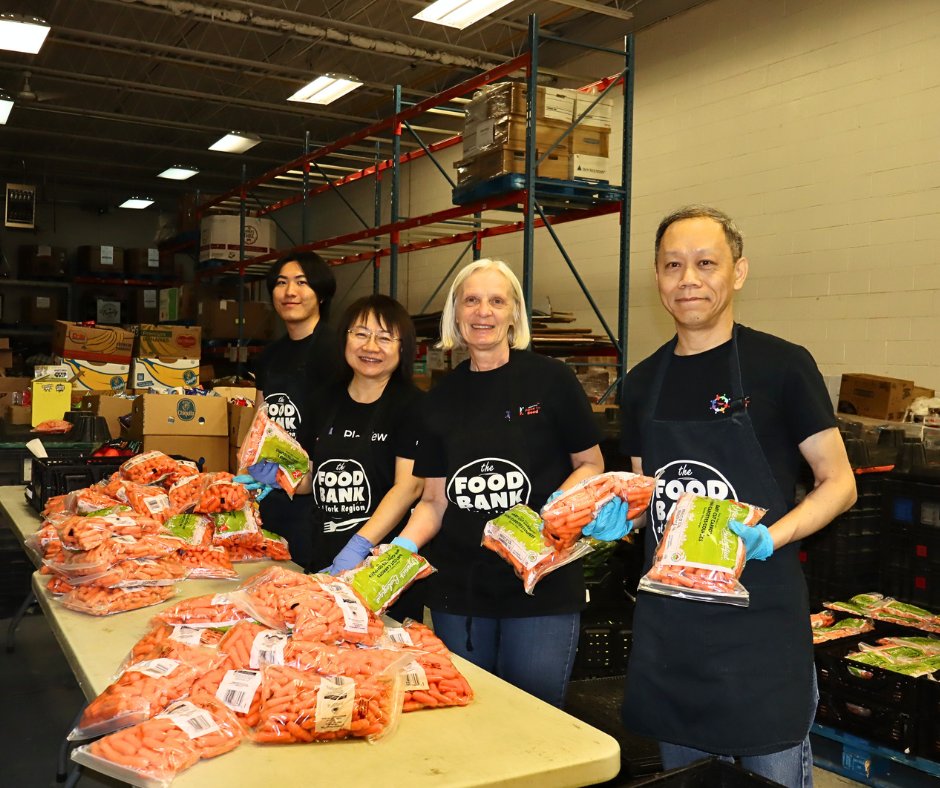 FoodbankYR's tweet photo. Planview helped sort &amp; pack 1,725 lbs of carrots and approx. 216 lbs eggs as well as meat, bakery, produce, dairy, and non-perishable food items for our community partners. 
#FoodBankYR #YorkRegion #HungerHurts #CorporateVolunteering https://t.co/oAR7mBkNC0