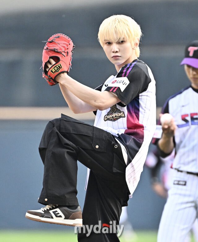 0615base's tweet photo. 260522 #YEOSANG first pitch official photos by mydaily news https://t.co/jDDaRBijUl