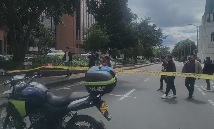 BogotaTransito's tweet photo. #GestiónDelTráfico

[02:12 p.m.] #MovilidadAhora | Se presenta afectación vial en la Carrera 11 con calle 73 debido a bloqueos.

🟠Rutas alternas: Calle 85, Av. Mutis y NQS.

👮Grupo Guía y Agentes Civiles gestionan el tráfico en el punto. https://t.co/d9vVwt7wSw