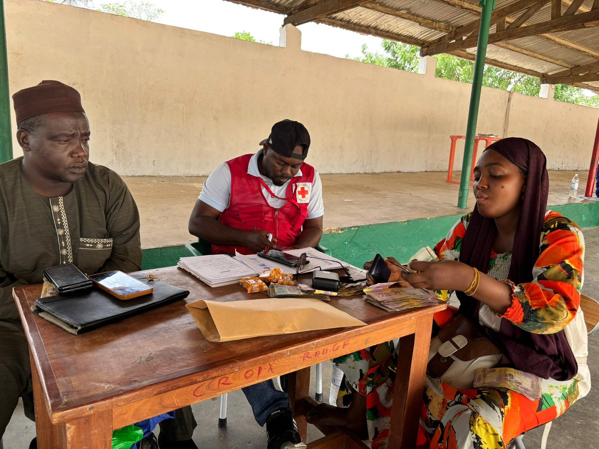 AkameCecile's tweet photo. L’insécurité alimentaire fragilise de nombreuses familles dans l’Extrême-Nord. À travers cette assistance en cash destinée à 1 200 ménages du Mayo-Tsanaga, la Croix-Rouge Camerounaise réaffirme sa solidarité et son engagement humanitaire auprès des populations affectées. https://t.co/vtGB1p77tO