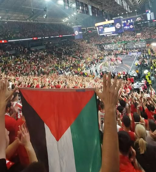 ultras_antifaa's tweet photo. #Greece — Olympiakos supporters displayed Palestinian flags in the stands during tonight’s EuroLeague game against Fenerbahçe. 

The supporters operating under the name “Olympiakos Fans Against Fascism” position themselves along an openly political line, unlike Olympiakos’ main ultras group.