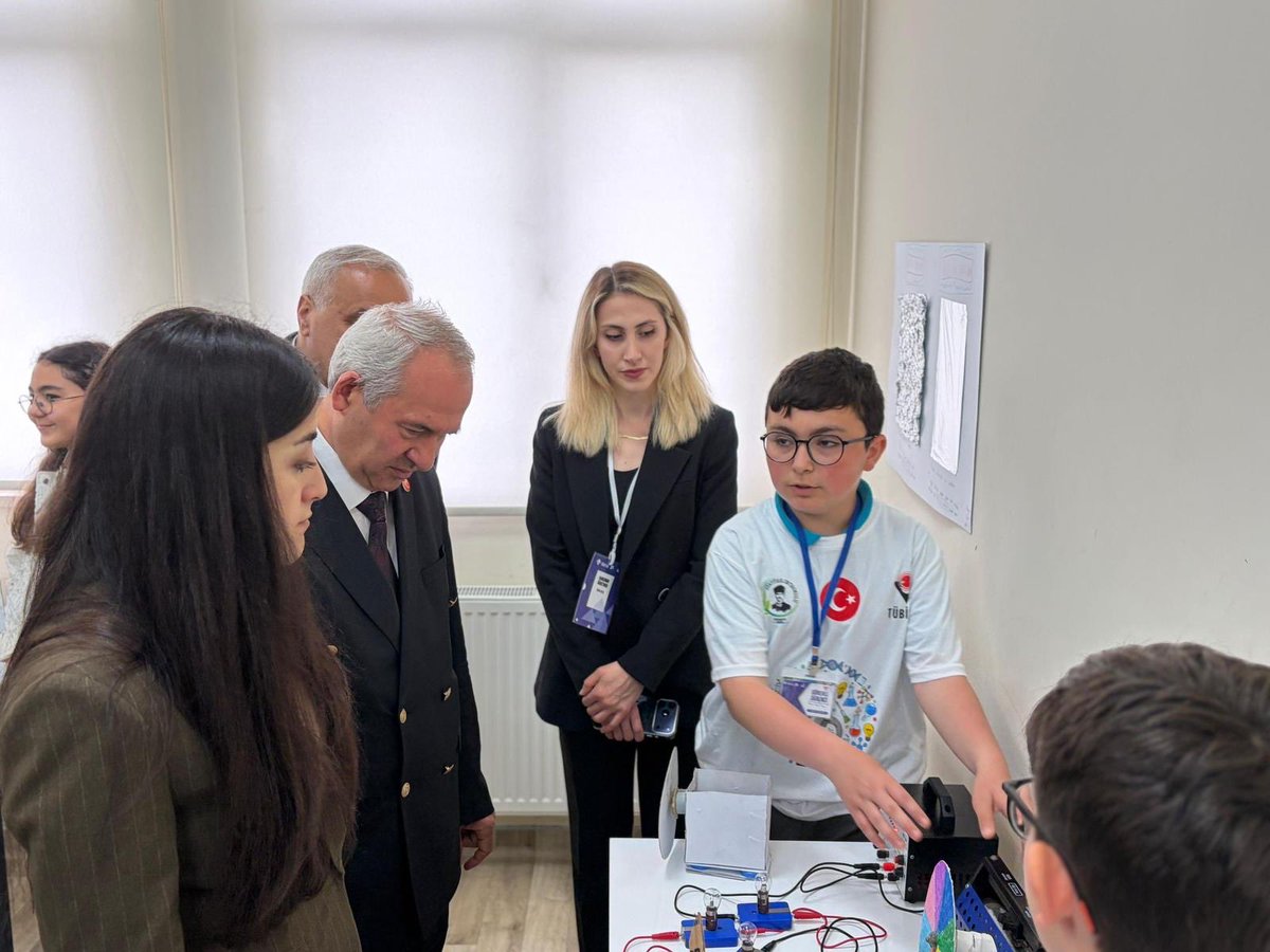 Aybasti_Ordu's tweet photo. Atatürk Ortaokulu tarafından TÜBİTAK 4006 Bilim Fuarı düzenlendi.

Yoğun ilgi gören bilim fuarımızda emeği geçen öğretmenlerimiz ve öğrencilerimize teşekkür eder, başarılı çalışmalarının devamını dileriz. https://t.co/3VQ9lPyWCb