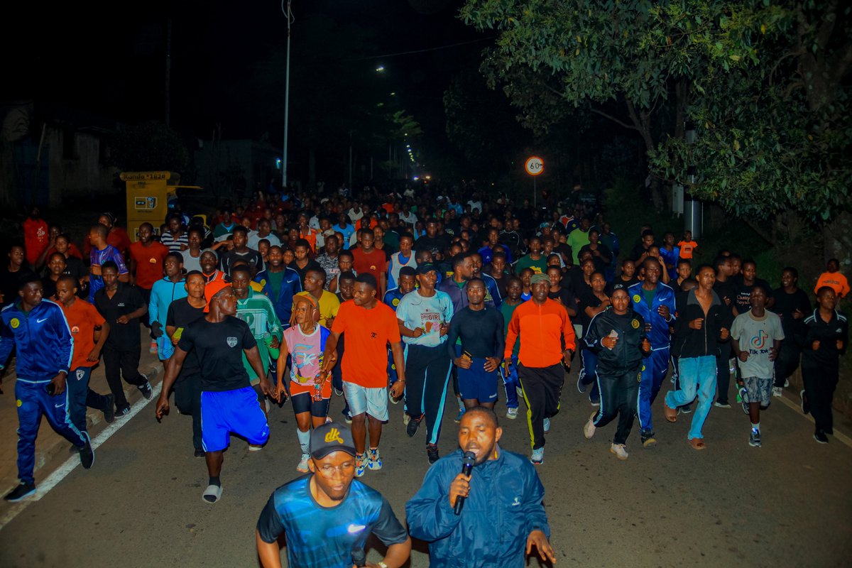 MusanzeDistrict's tweet photo. Kuri uyu mugoroba, Inyangakugoma za Musanze twakoze siporo rusange ya nijoro, #MusanzeNightRun, yatangiriye kuri Stade Ubworoherane isorezwa ku Kigo cy’Urubyiruko cya Musanze. Iyi siporo yaranzwe no kwiruka, kugenda n’amaguru n’imyitozo ngororamubiri itandukanye. https://t.co/d2cAd9buew