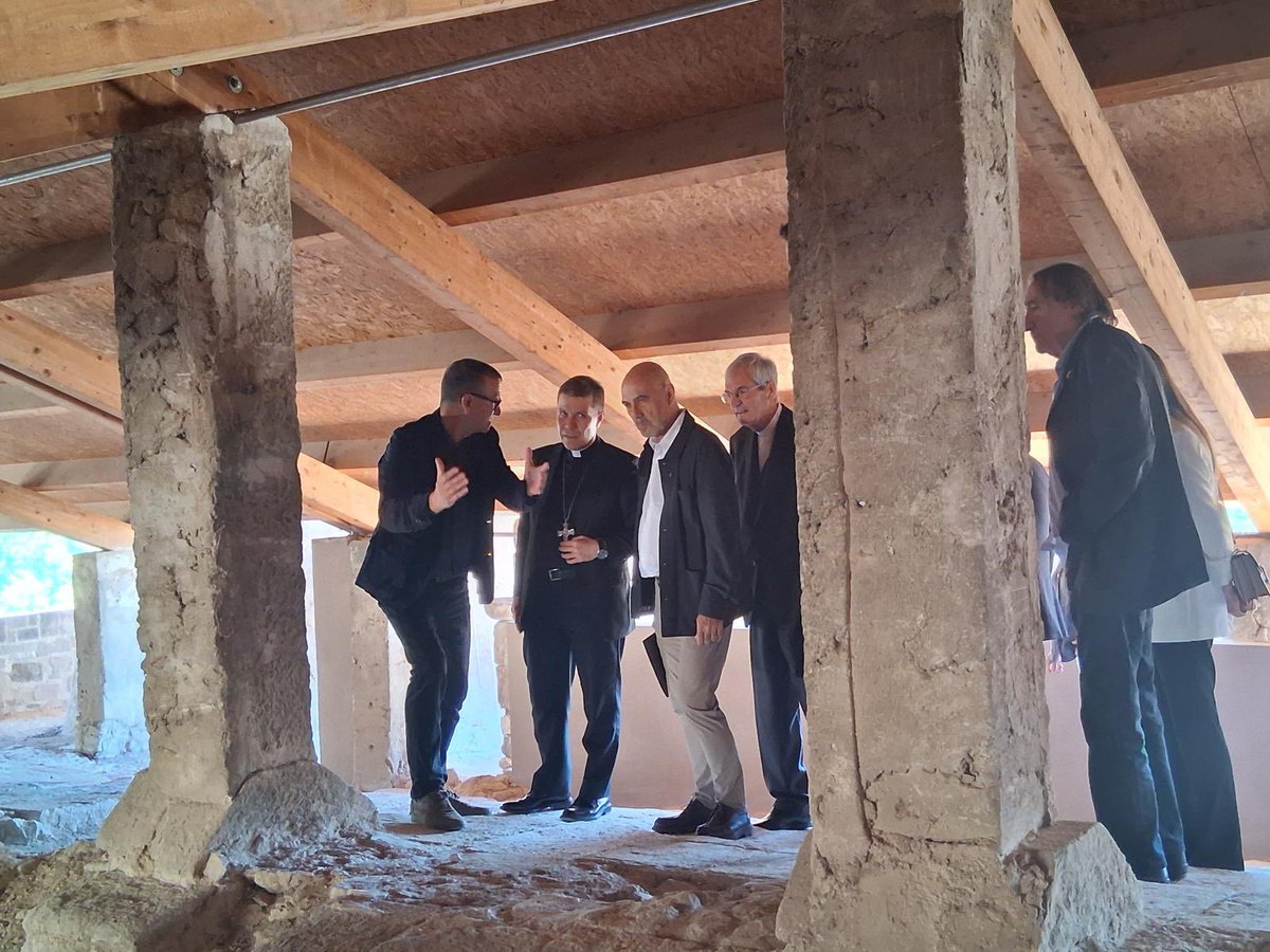QBorras's tweet photo. Inaugurem les obres de rehabilitació de l’església de l’Assumpció de Sanaüja, actuació impulsada en el marc del programa Temps de Gòtic @FundlaCaixa per conservar i posar en valor el llegat gòtic del país. @cultura_cat @patrimonigencat https://t.co/BOsNu6z9KY