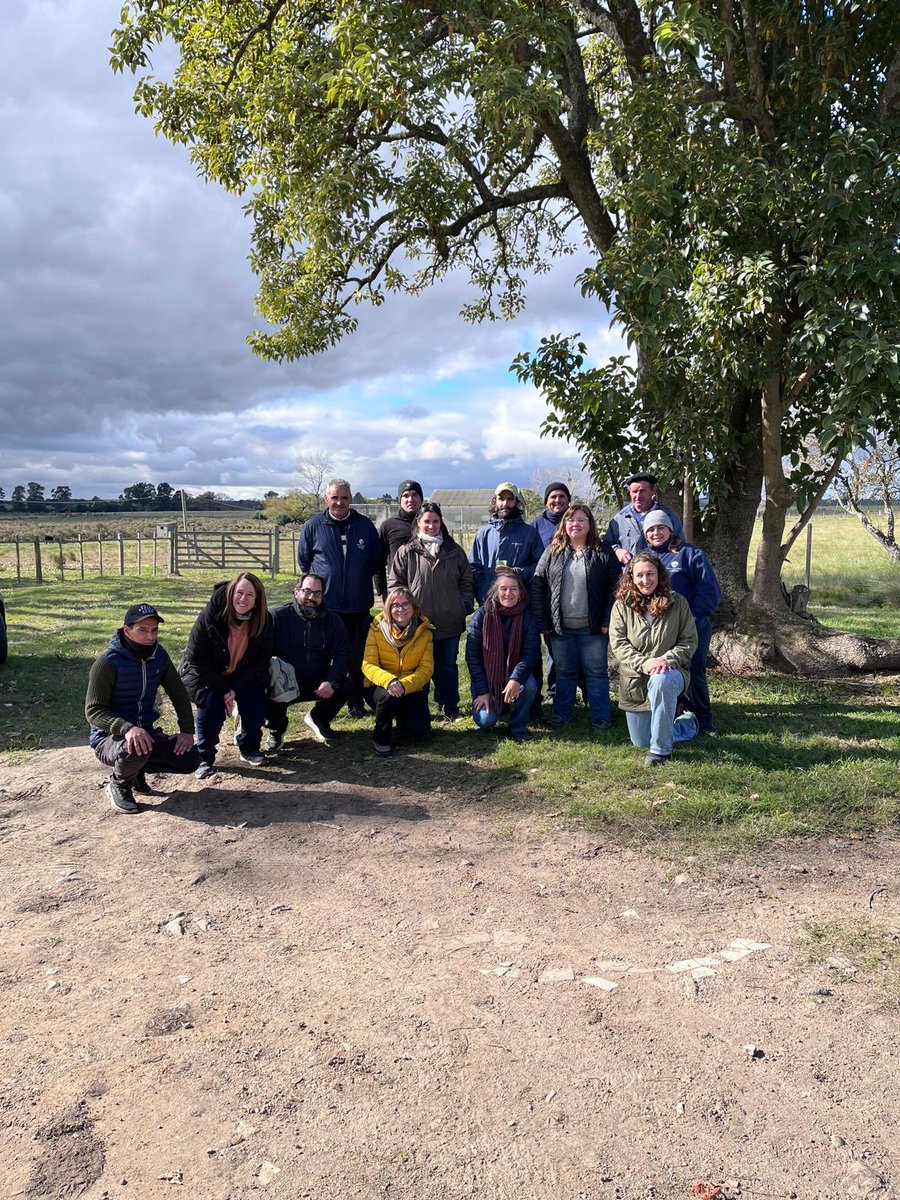 InstitutodeHig1's tweet photo. La Dra. Vet. Florencia y su equipo de trabajo recibieron a los visitantes, compartiendo las líneas de trabajo e investigaciones que se vienen desarrollando. 

Nos acompañaron la Ing. Agr. Andrea Álvarez y su equipo de investigación de la Facultad de Agronomía. https://t.co/U4NCZN0iJJ